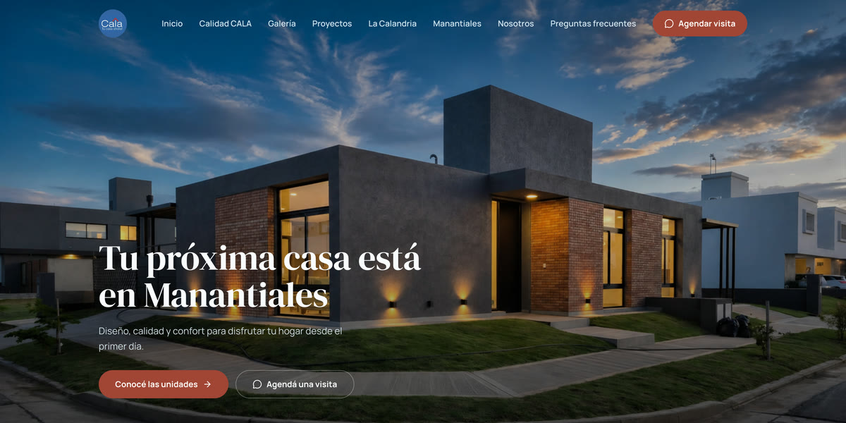 Portada de la web de CALA Desarrollos, con el título Tu próxima casa está en Manantiales sobre una casa iluminada al atardecer
