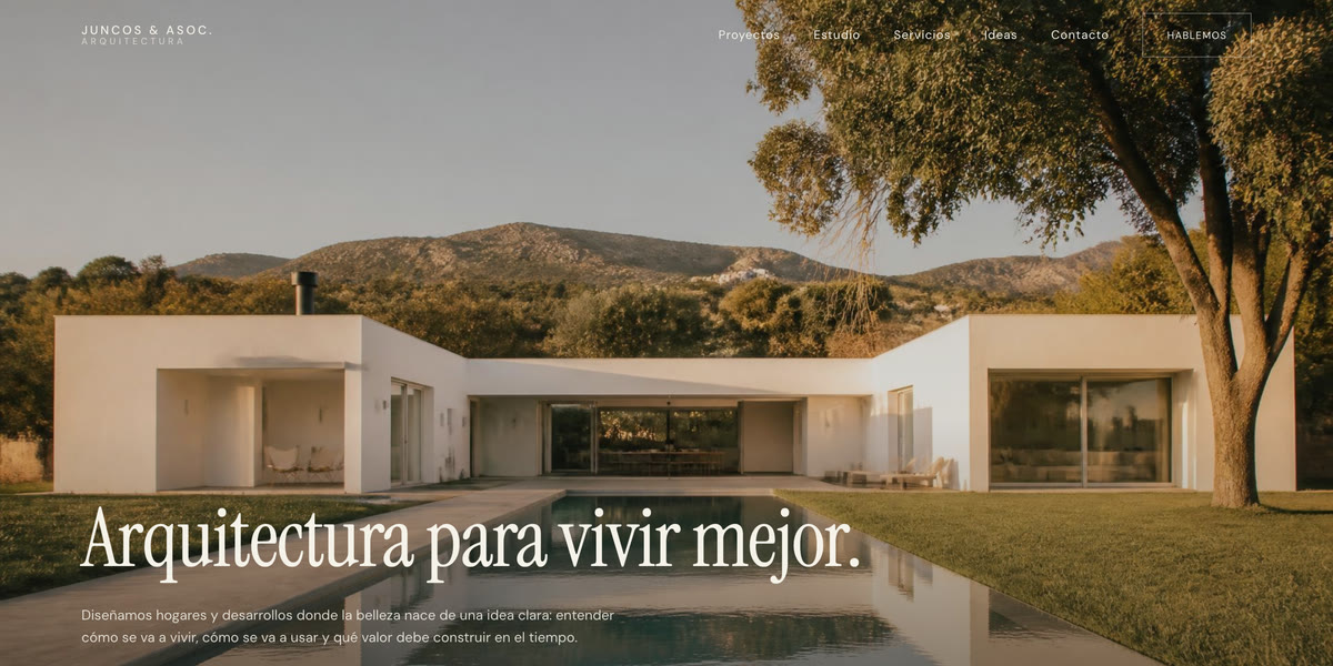 Portada de la web de Juncos & Asoc. Arquitectura en la computadora, con el título "Arquitectura para vivir mejor" sobre la imagen de una casa blanca con pileta