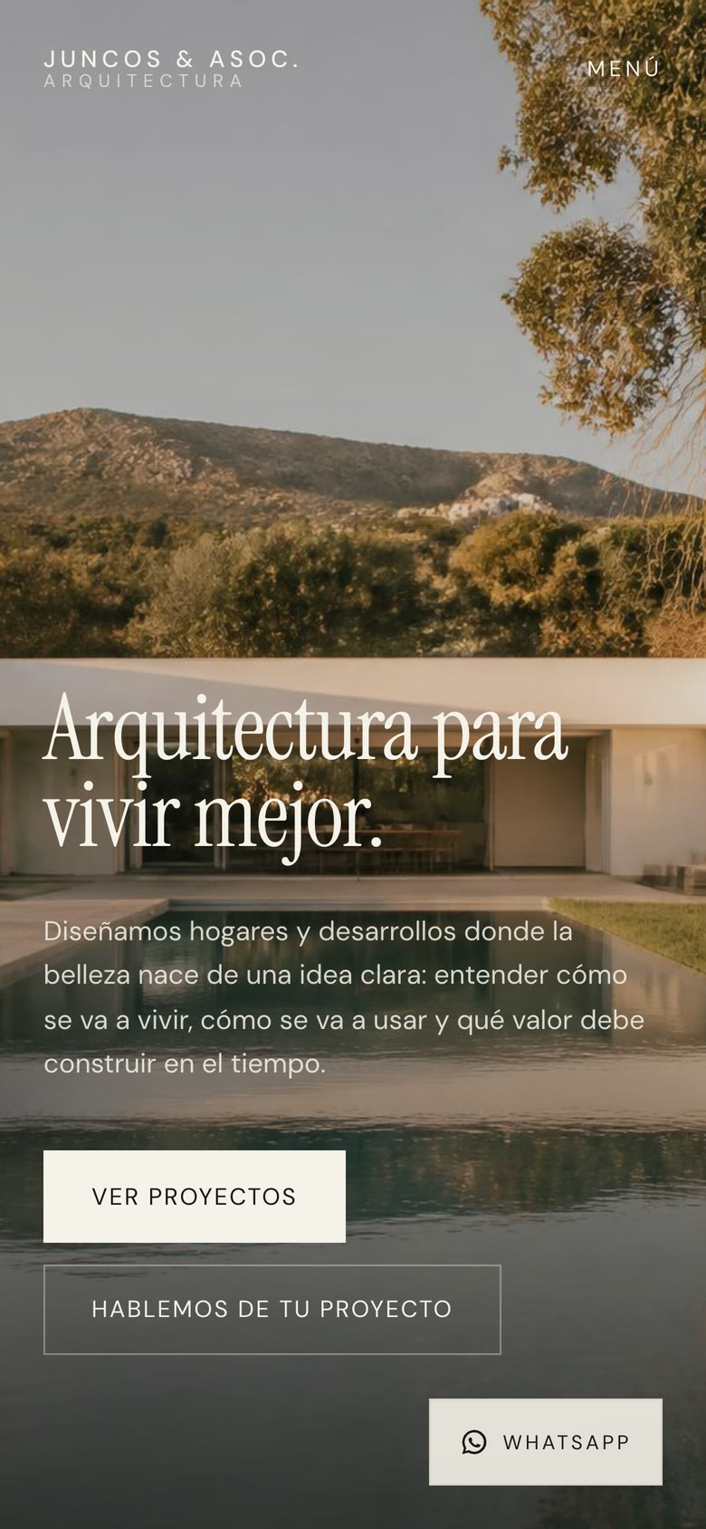 La portada de Juncos & Asoc. Arquitectura en el celular, con los botones "Ver proyectos" y "Hablemos de tu proyecto" y el de WhatsApp