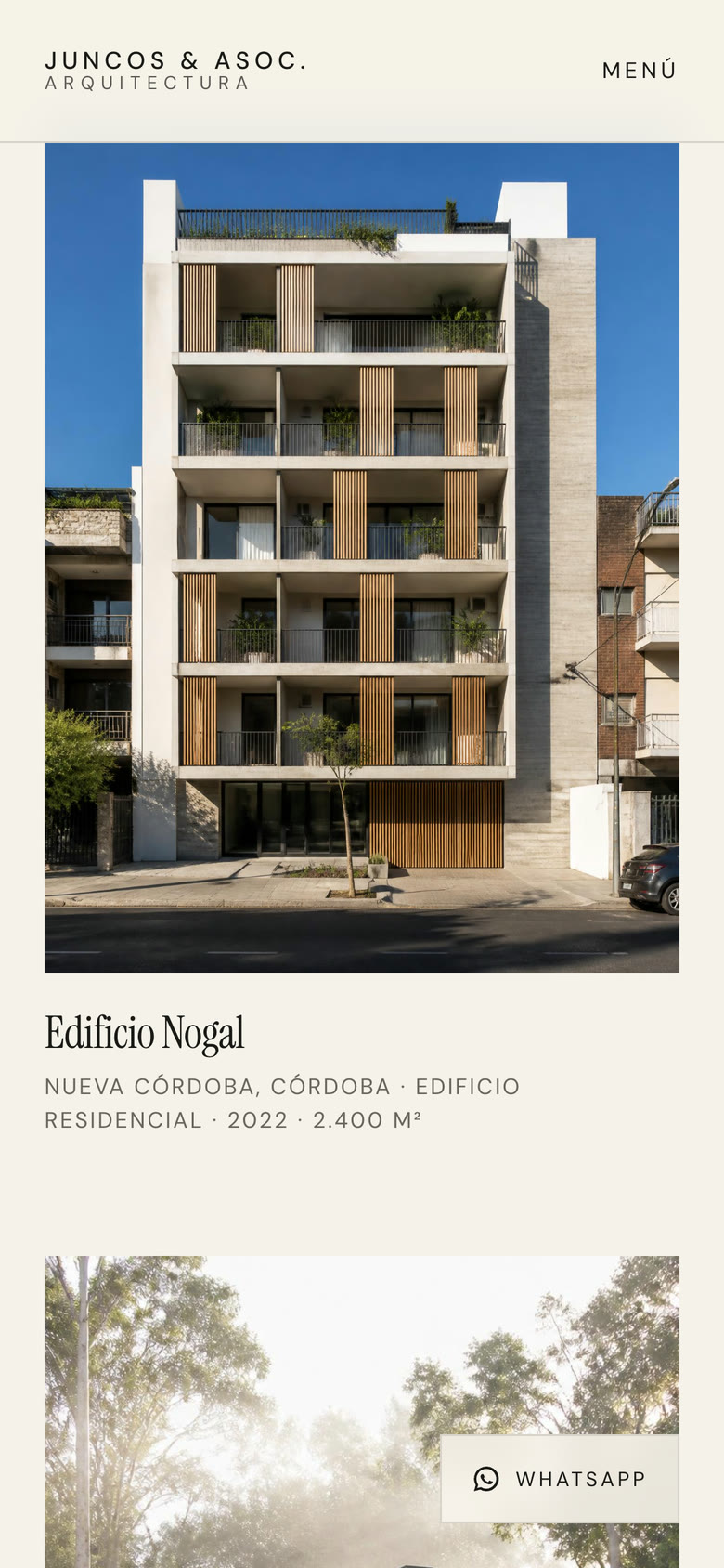 Lista de obras en la web de Juncos & Asoc. Arquitectura, con el nombre de cada obra y debajo una línea con barrio, ciudad, tipo, año y metros cuadrados